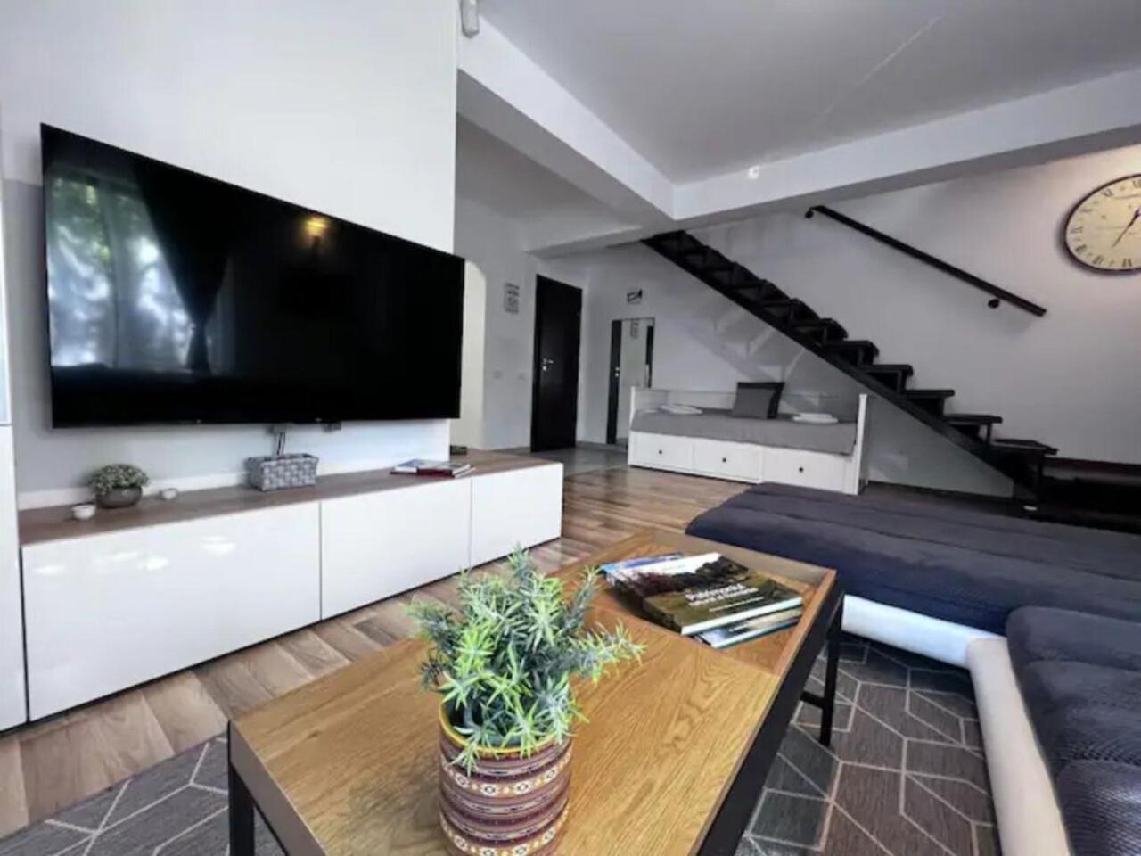 Vila Luminoasa Cu Curte Privata Bucharest Exterior photo