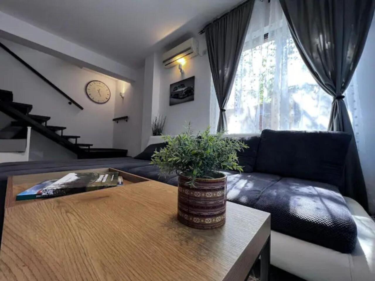 Vila Luminoasa Cu Curte Privata Bucharest Exterior photo